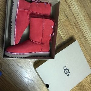 Brand New. Never won. Ugg Gingham Bow size 7